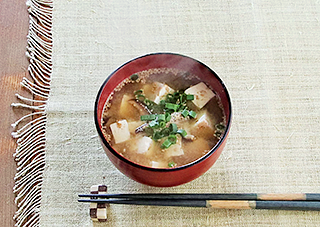 干ししいたけと豆腐のごま味噌汁 日本うま味調味料協会